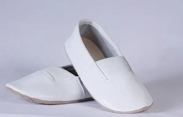 Туфли гимнастические 04-2 белые (лак)